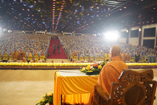 Trưởng lão Hòa thượng khai thị cho hơn 6.500 Tăng Ni, Phật tử tham dự