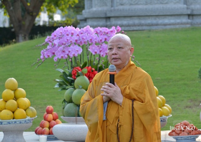 Hòa thượng Thích Lệ Trang có thời pháp thoại ngắn về hạnh nguyện của Đức Phật A Di Đà trước khóa lễ