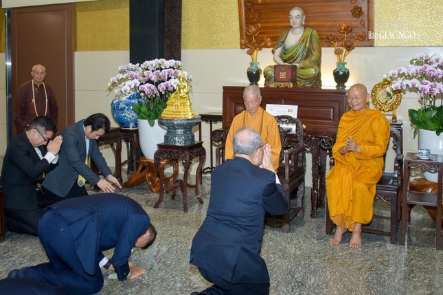 Hội Liên hữu Phật giáo Thế giới đảnh lễ cung thỉnh Đức Pháp chủ vào ngôi vị Chứng minh tối cao ảnh 2