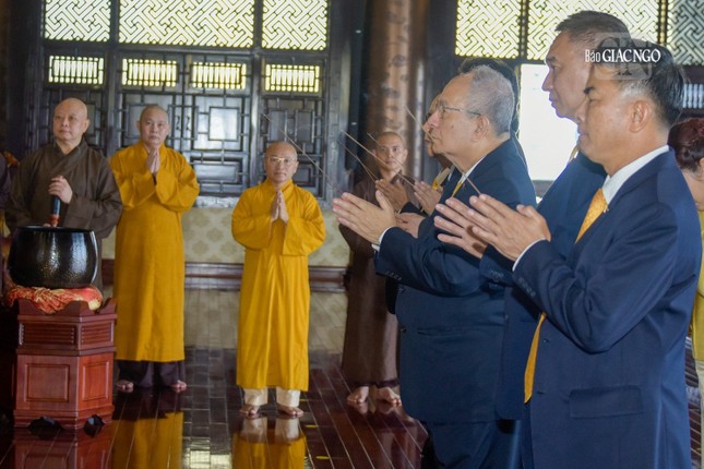 Hội Liên hữu Phật giáo Thế giới đảnh lễ cung thỉnh Đức Pháp chủ vào ngôi vị Chứng minh tối cao ảnh 17