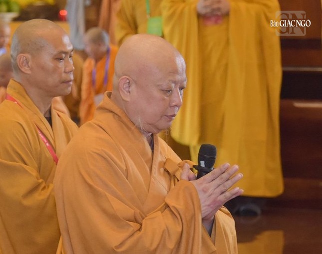 Hòa thượng Thích Lệ Trang, Chánh Chủ đàn Đại giới đàn Bửu Huệ thực hiện nghi thức niêm chùy