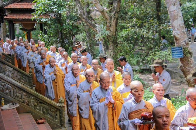 Cùng trang nghiêm niệm Phật tiễn đưa Hoà thượng