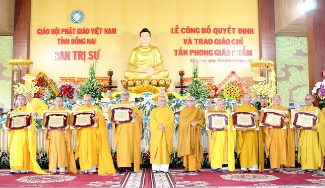 Chư tôn đức nhận giáo chỉ tấn phong giáo phẩm