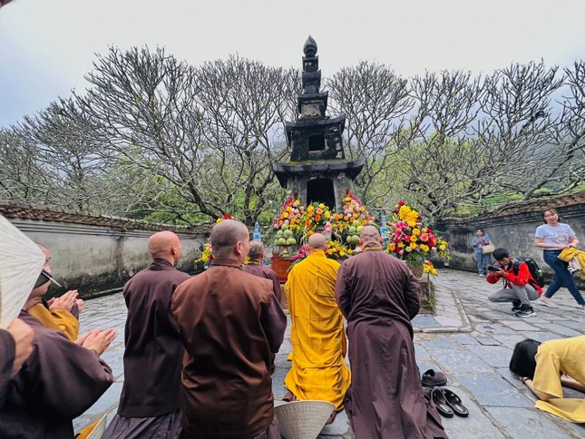 Tăng Ni trường Trung cấp Phật học Bình Định thắp nến tri ân tại non thiêng Yên Tử ảnh 3