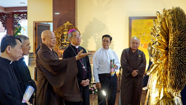 Tổng Giám mục Tổng Giáo phận TP.HCM thăm, chúc mừng Phật đản Phật lịch 2567 ảnh 6
