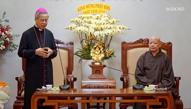 Tổng Giám mục Tổng Giáo phận TP.HCM thăm, chúc mừng Phật đản Phật lịch 2567 ảnh 2