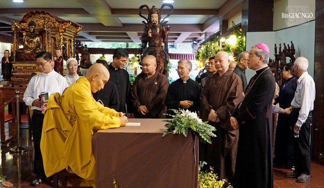 Tổng Giám mục Tổng Giáo phận TP.HCM thăm, chúc mừng Phật đản Phật lịch 2567 ảnh 7