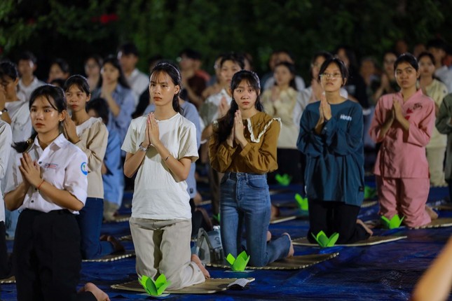 Bình Định: Gần 300 học sinh tham gia cầu nguyện trước mùa thi năm 2023 tại chùa Lạc Sơn ảnh 4