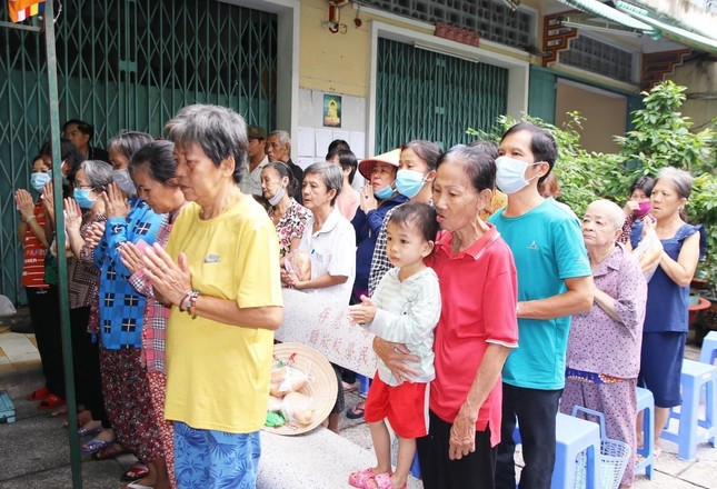Các gia đình khó khăn đến nhận quà Vu lan tại chùa Thiên Tôn ảnh 2