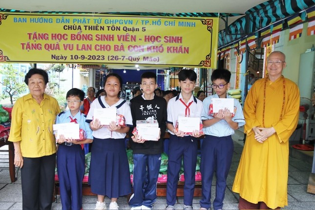 Hòa thượng Thích Chơn Không, Trưởng ban Hướng dẫn Phật tử TP.HCM trao quà đến học sinh ảnh 1