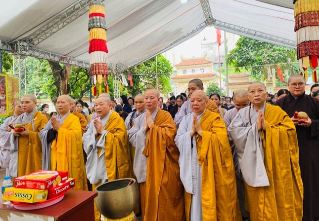 Ni trưởng Thích Đàm Thành cùng chư Ni Phân ban Ni giới GHPGVN Thành phố cử hành nghi thức cầu nguyện chân linh người tử vong ảnh 1