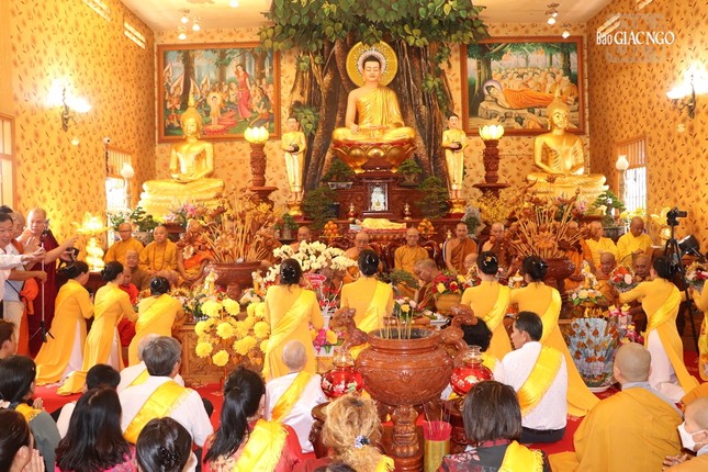 Quang cảnh lễ dâng y Kathina tại chùa Phước Hải