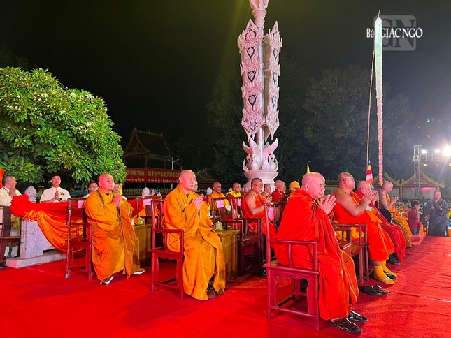 Chư tôn đức phái đoàn Phật giáo Việt Nam dự pháp hội cầu nguyện tại Trung Quốc