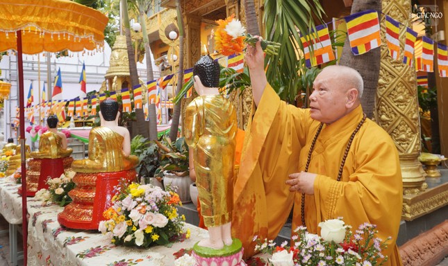 Chư tôn đức Giáo hội thực hiện lễ Tắm Phật và chúc Tết cổ truyền Chôl Chnăm Thmây ảnh 6