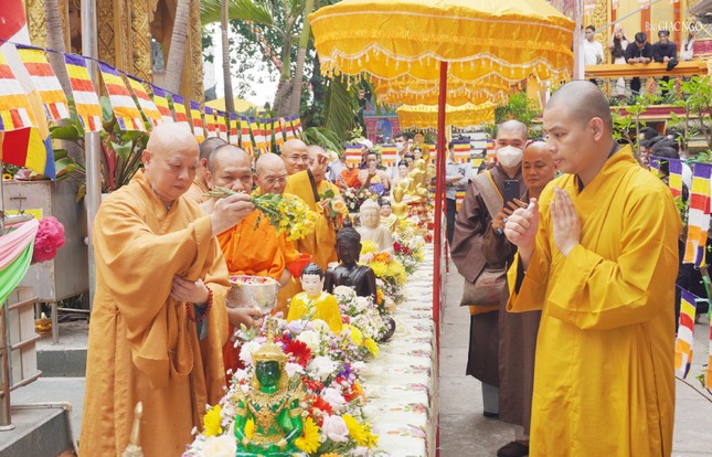 Chư tôn đức Giáo hội thực hiện lễ Tắm Phật và chúc Tết cổ truyền Chôl Chnăm Thmây ảnh 7