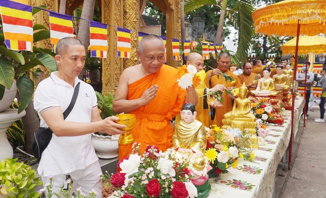 Chư tôn đức Giáo hội thực hiện lễ Tắm Phật và chúc Tết cổ truyền Chôl Chnăm Thmây ảnh 8