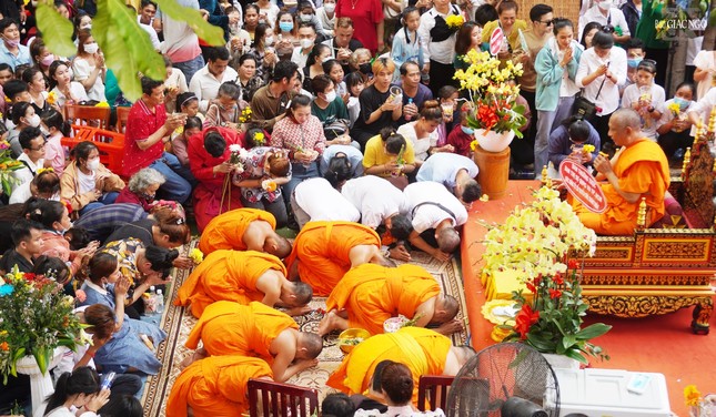 Chư tôn đức Giáo hội thực hiện lễ Tắm Phật và chúc Tết cổ truyền Chôl Chnăm Thmây ảnh 12