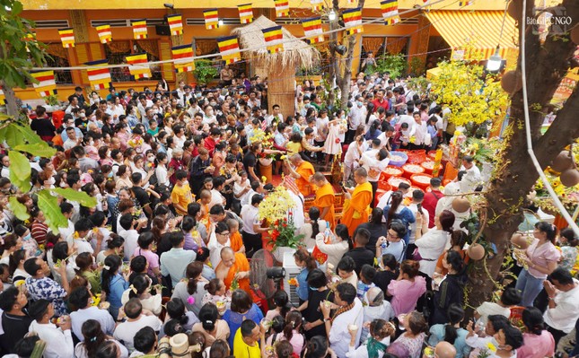Chư tôn đức Giáo hội thực hiện lễ Tắm Phật và chúc Tết cổ truyền Chôl Chnăm Thmây ảnh 14