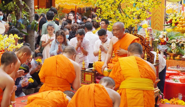 Chư tôn đức Giáo hội thực hiện lễ Tắm Phật và chúc Tết cổ truyền Chôl Chnăm Thmây ảnh 13