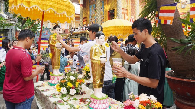Chư tôn đức Giáo hội thực hiện lễ Tắm Phật và chúc Tết cổ truyền Chôl Chnăm Thmây ảnh 11