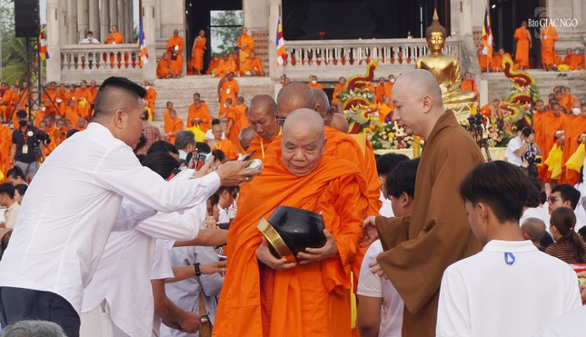 TP.Cần Thơ: Trang nghiêm lễ đặt bát hội 3.000 vị Tăng tại Học viện Phật giáo Nam tông Khmer ảnh 10