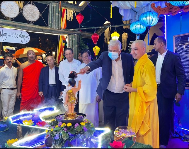 Tăng Ni sinh Việt Nam kính mừng Đại lễ Phật đản Phật lịch 2567 tại quốc đảo Sri Lanka ảnh 2