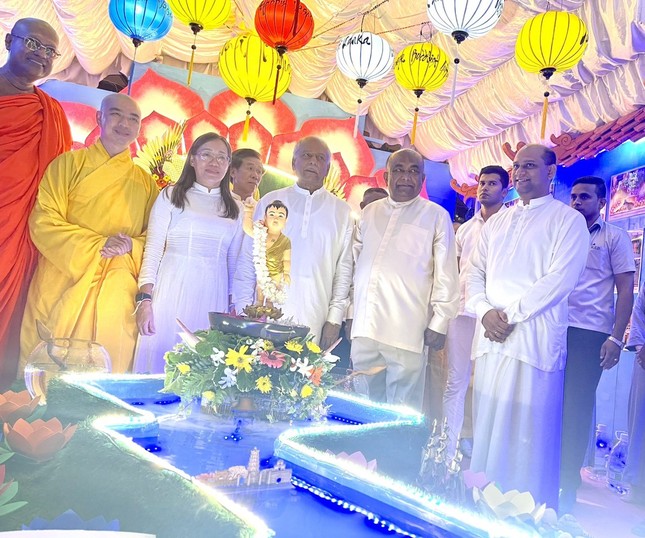 Tăng Ni sinh Việt Nam kính mừng Đại lễ Phật đản Phật lịch 2567 tại quốc đảo Sri Lanka ảnh 3