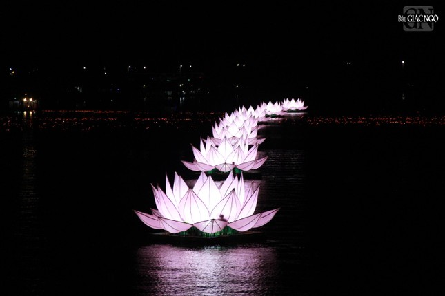 Thừa Thiên Huế: Thắp sáng 7 đóa hoa sen mừng Phật đản trên sông Hương ảnh 12