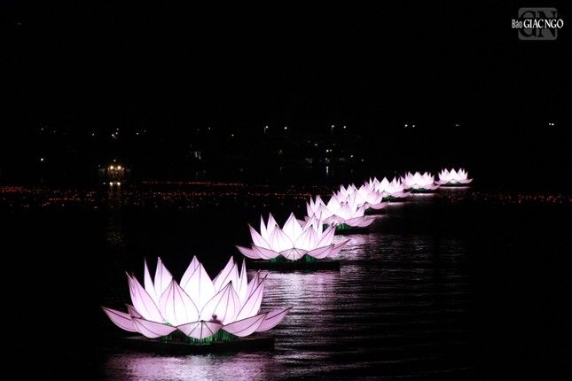 Thừa Thiên Huế: Thắp sáng 7 đóa hoa sen mừng Phật đản trên sông Hương ảnh 13