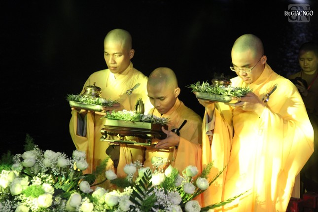 Thừa Thiên Huế: Thắp sáng 7 đóa hoa sen mừng Phật đản trên sông Hương ảnh 7