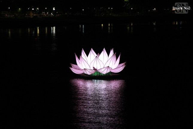 Thừa Thiên Huế: Thắp sáng 7 đóa hoa sen mừng Phật đản trên sông Hương ảnh 10