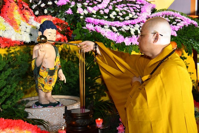 TP.HCM: Thắp sáng 7 đóa sen trên kênh Nhiêu Lộc mừng Phật đản ảnh 8