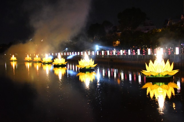 TP.HCM: Thắp sáng 7 đóa sen trên kênh Nhiêu Lộc mừng Phật đản ảnh 28