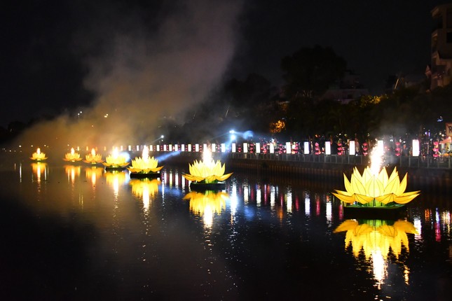 TP.HCM: Thắp sáng 7 đóa sen trên kênh Nhiêu Lộc mừng Phật đản ảnh 29