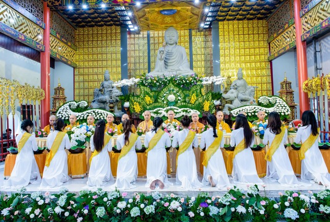 Nhiều tự viện ở các tỉnh thành tổ chức lễ cài hoa hồng, hoa đăng Vu lan - Báo hiếu ảnh 8