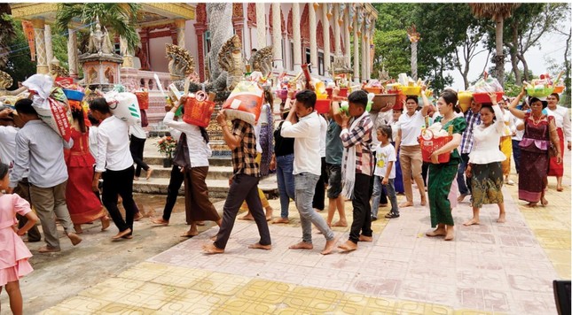 Đồng bào Khmer đến chùa trong những dịp lễ lớn ảnh 3