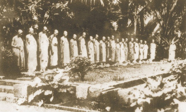 Tổ sư Minh Đăng Quang cùng chư Tăng thường mượn hoa viên Châu Thành (Công viên Tao Đàn), vườn Ông Thượng, để nghỉ chân cúng ngọ và độ nhân (1952)