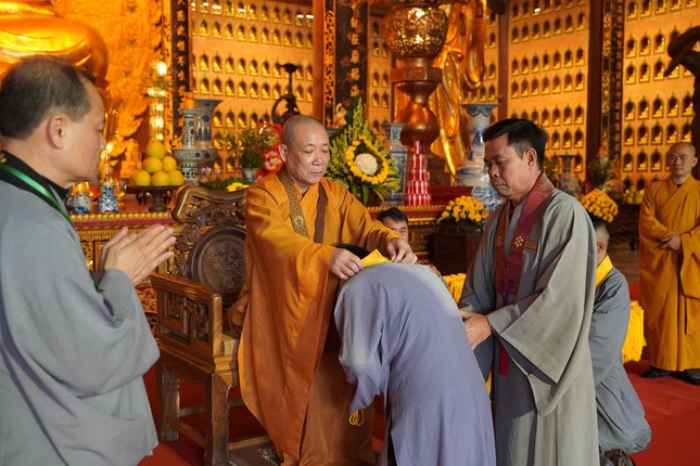 Hòa thượng Thích Bảo Nghiêm trao y cho các Phật tử