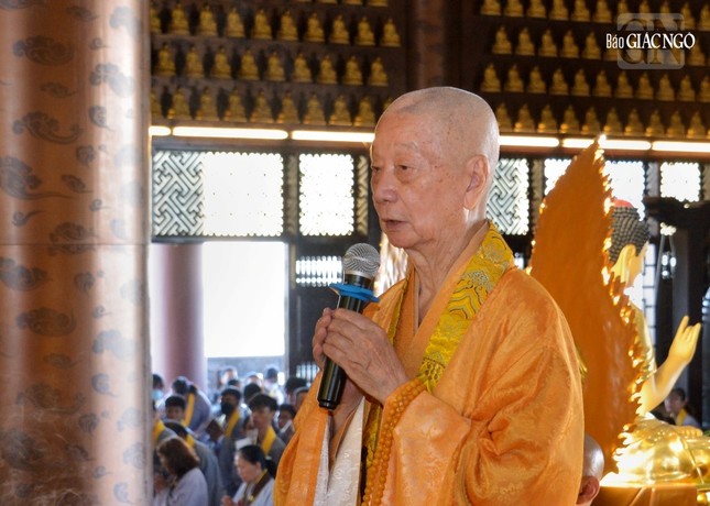 Trưởng lão Hòa thượng viện chủ chùa Huê Nghiêm hướng dẫn phát nguyện