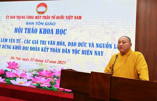 Hòa thượng Thích Gia Quang đọc tham luận tại hội thảo