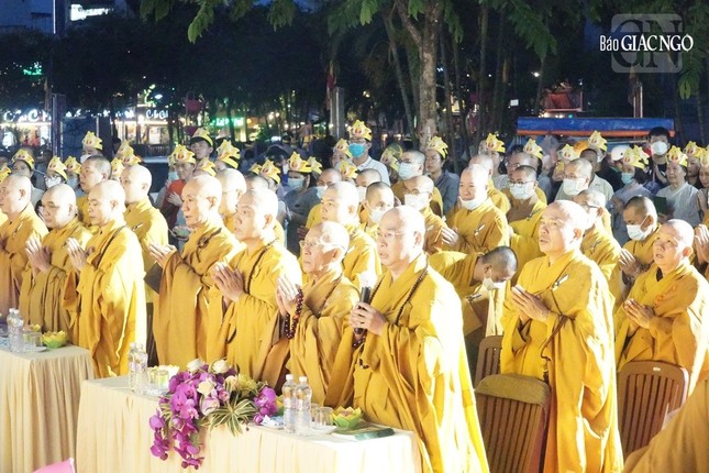 TP.HCM: Thắp sáng 7 đóa sen trên kênh Nhiêu Lộc mừng Phật đản ảnh 1