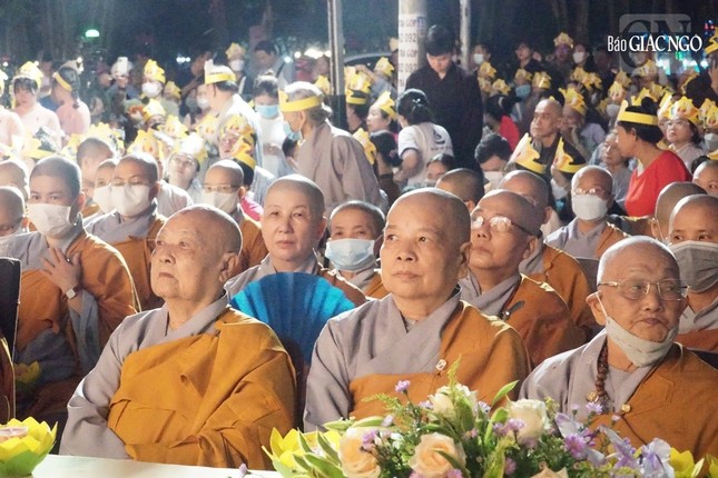 TP.HCM: Thắp sáng 7 đóa sen trên kênh Nhiêu Lộc mừng Phật đản ảnh 11
