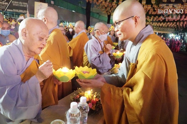 TP.HCM: Thắp sáng 7 đóa sen trên kênh Nhiêu Lộc mừng Phật đản ảnh 12