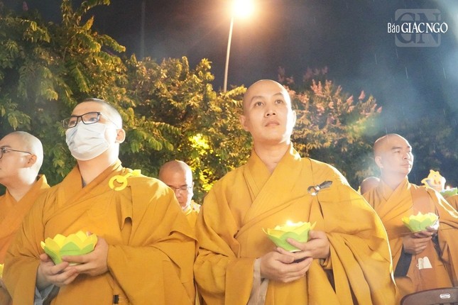 TP.HCM: Thắp sáng 7 đóa sen trên kênh Nhiêu Lộc mừng Phật đản ảnh 9