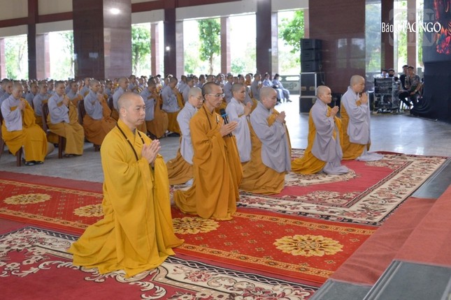 Trưởng lão Hòa thượng Thích Trí Quảng sách tấn Tăng, Ni sinh Học viện Phật giáo VN tại TP.HCM ảnh 1