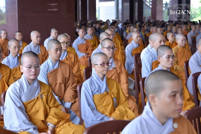Trưởng lão Hòa thượng Thích Trí Quảng sách tấn Tăng, Ni sinh Học viện Phật giáo VN tại TP.HCM ảnh 8