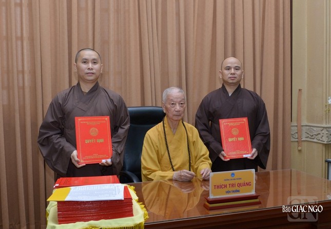 Đại đức Thích Lệ Ngôn - Trưởng phòng Đào tạo và Đại đức Thích Giác Thọ - Trưởng phòng Hành chánh nhận quyết định Thành viên Hội đồng Điều hành Học viện Phật giáo VN tại TP.HCM nhiệm kỳ 2022-2027 sáng nay 30-11