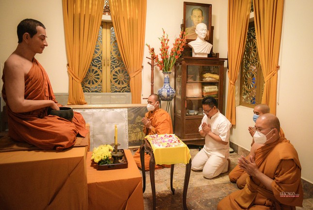 Chư Tăng đọc kinh cầu nguyện trước khi thỉnh xá-lợi Phật ra ngoài để Phật tử chiêm bái Chư Tăng đọc kinh cầu nguyện trước khi thỉnh xá-lợi Phật ra ngoài để Phật tử chiêm bái