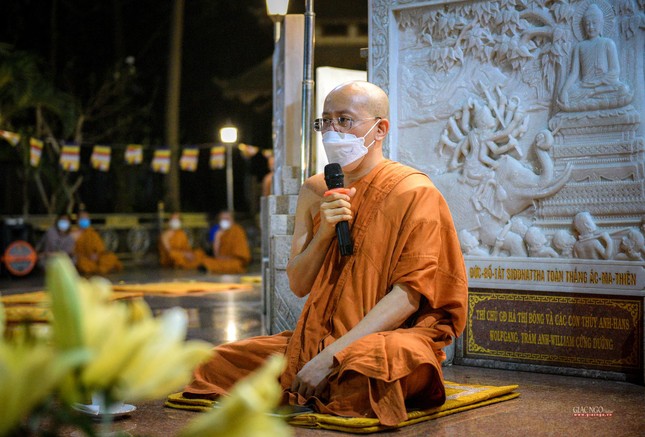 Trong đêm Đầu đà, người phát nguyện thọ trì sẽ tiết chế sự mê ngủ bằng cách chỉ đi, đứng, ngồi chứ không nằm Trong đêm Đầu đà, người phát nguyện thọ trì sẽ tiết chế sự mê ngủ bằng cách chỉ đi, đứng, ngồi chứ không nằm