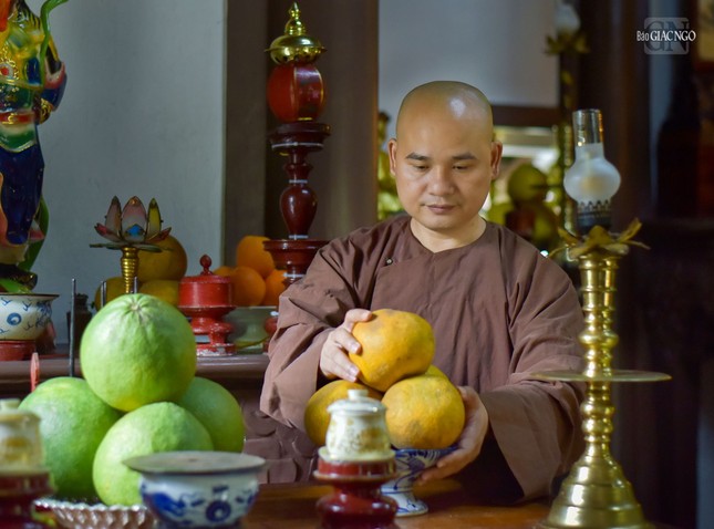 Trong những ngày cận Tết, các vị Tăng sẽ lau dọn và chuẩn bị hoa, trái cây để cúng Phật, Tổ và chư hương linh được thờ tại chùa Trong những ngày cận Tết, các vị Tăng sẽ lau dọn và chuẩn bị hoa, trái cây để cúng Phật, Tổ và chư hương linh được thờ tại chùa